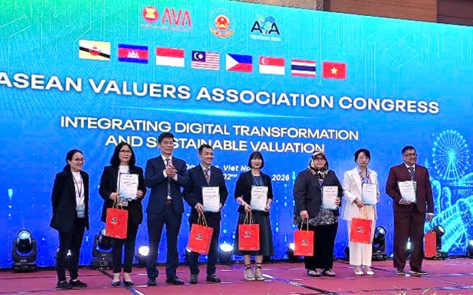 TS. Trương Thái Sơn nhận chứng nhận diễn giả từ Ban Tổ chức Hội nghị quốc tế AVA 28