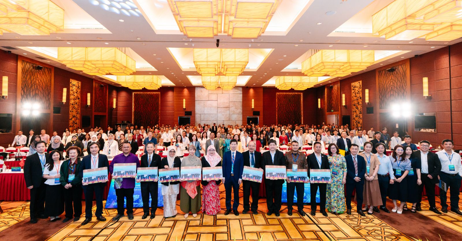 TS. Trương Thái Sơn cùng đại diện Ban lãnh đạo AVA và các đại biểu tại Hội nghị quốc tế AVA 28