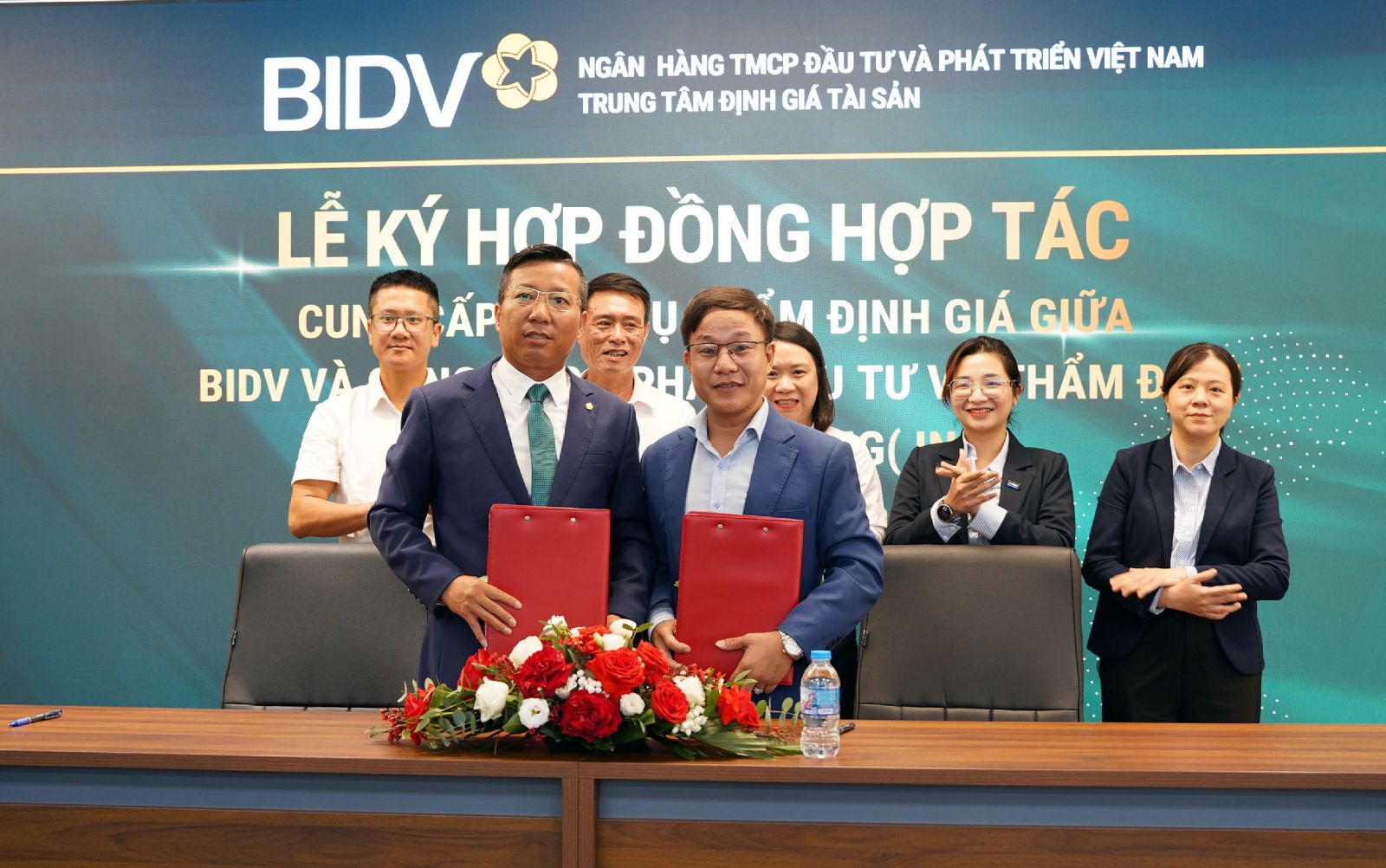 Kinh nghiệm phục vụ ngân hàng trong nước và quốc tế