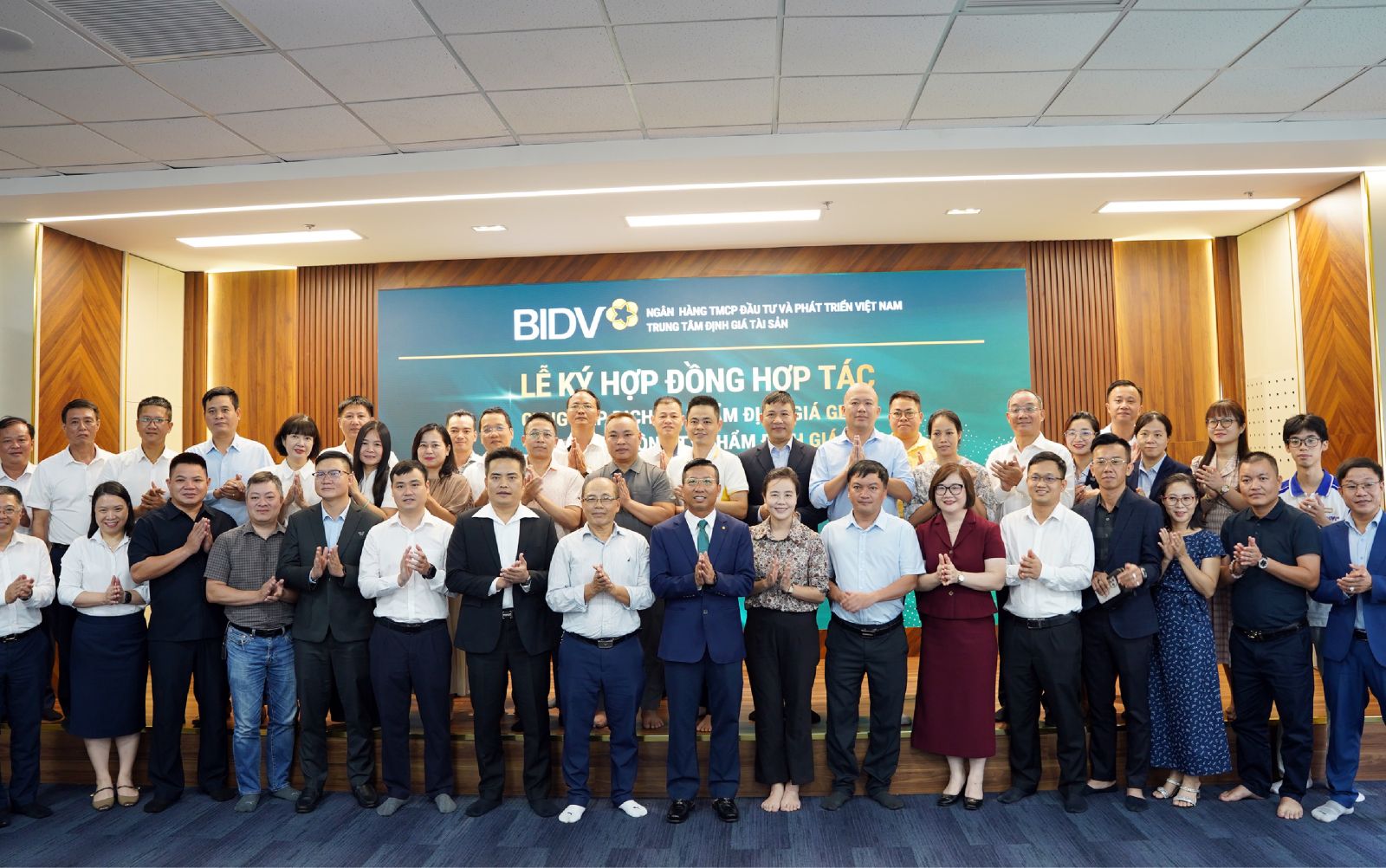 Kinh nghiệm phục vụ ngân hàng trong nước và quốc tế